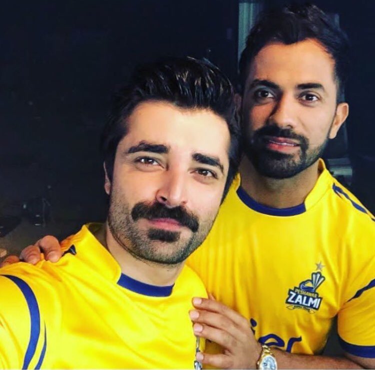 Shemagazine63's tweet photo. Hamza Ali Abbasi and Mahira Khan with Team Zalmi at #PeshawarZalmiKit and team’s anthem launch.
#hamzaaliabbasi #mahirakhan #ONEXZalmi #beoneshopone #onepk #yellowstorm #HBLPSL #psl2018 #pakistanicricket #celebrities #cricketfever #teamzalmi #wahabriaz #peshawarzalmi #Zalmi https://t.co/6tjxO9oAuT
