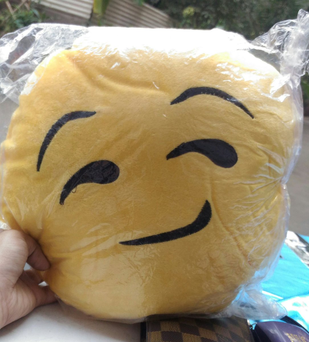 SopoGifts's tweet photo. Everyones reaction to couples &amp; PDA, today. 😄

Get yourself this Sly but cool emoji pillow!

Only for Rs. 250/-

#SaySopo #Pillow #ValentineMood #SingleAsAPringle
#SinglesParadise #BeingSingle #valentinesday2018 #Gifts #ThePerfectGift #GiftYourself #Mood https://t.co/5ru5mE6iiD