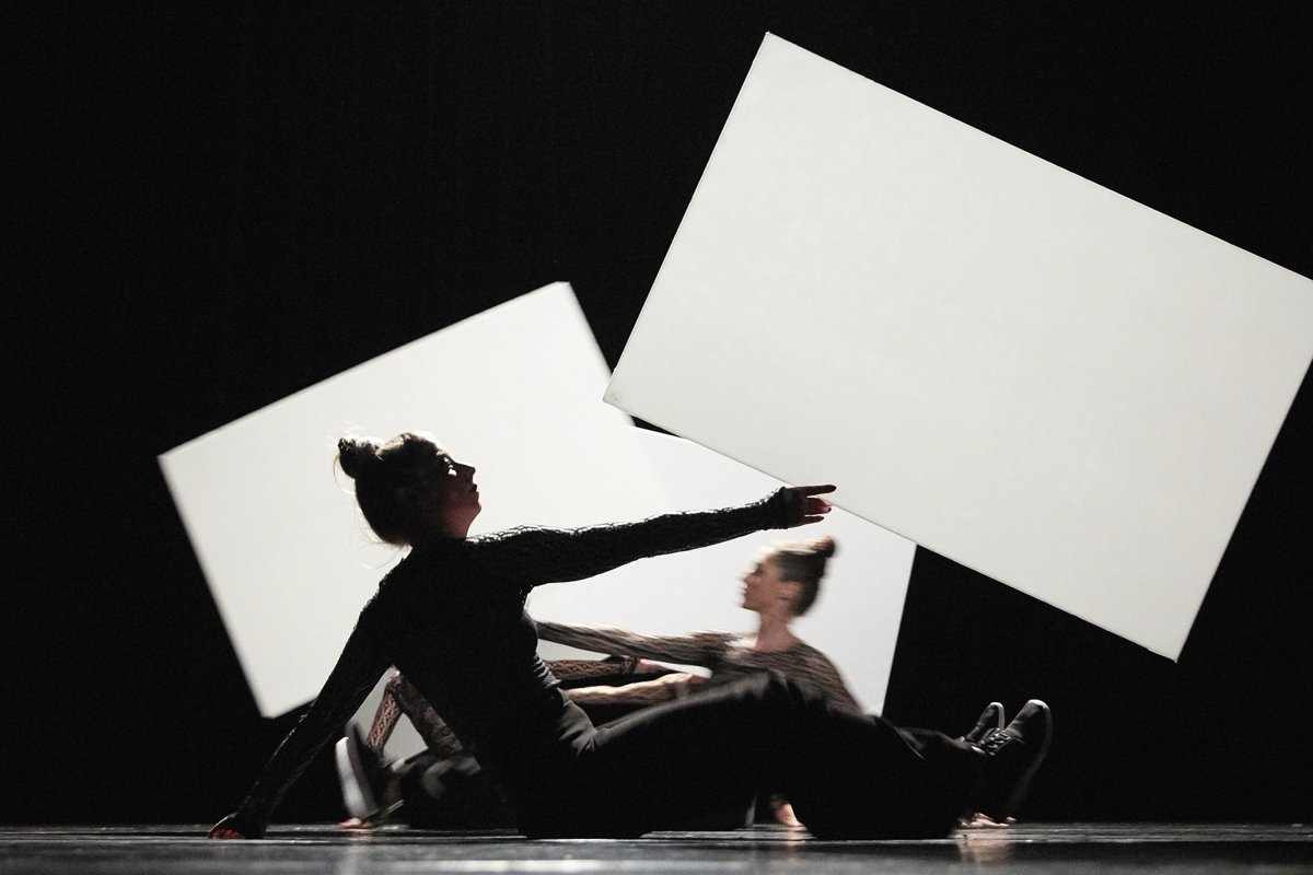 mpiolatsoleymat's tweet photo. Jérôme Thomas et Wilfried Wendling nous plongent dans l'ailleurs envoûtant de Magnétic, jusqu'au 17/02 @104paris. Puis @MonfortTheatre en mars, @SpringNormandie en avril, @FontenayenScene en mai. Et ma critique dans le prochain @news_laterrasse. Un #ShouldGo absolu https://t.co/zLKKpTyqxo