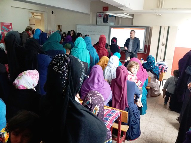 Aile ve Toplum Hizmetleri Genel Müdürlüğü tarafından ailelerin yaşam kalitelerini artırmak amacıyla geliştirilen  Aile Eğitim Programı  kapsamında Ovakent İlkokulu Velilerine “Bilinçli Medya Kullanımı” konulu seminer verildi.