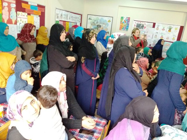 ailesosyalhatay's tweet photo. Aile ve Toplum Hizmetleri Genel Müdürlüğü tarafından ailelerin yaşam kalitelerini artırmak amacıyla geliştirilen  Aile Eğitim Programı  kapsamında Ovakent İlkokulu Velilerine “Bilinçli Medya Kullanımı” konulu seminer verildi. https://t.co/nIzqF6TWya