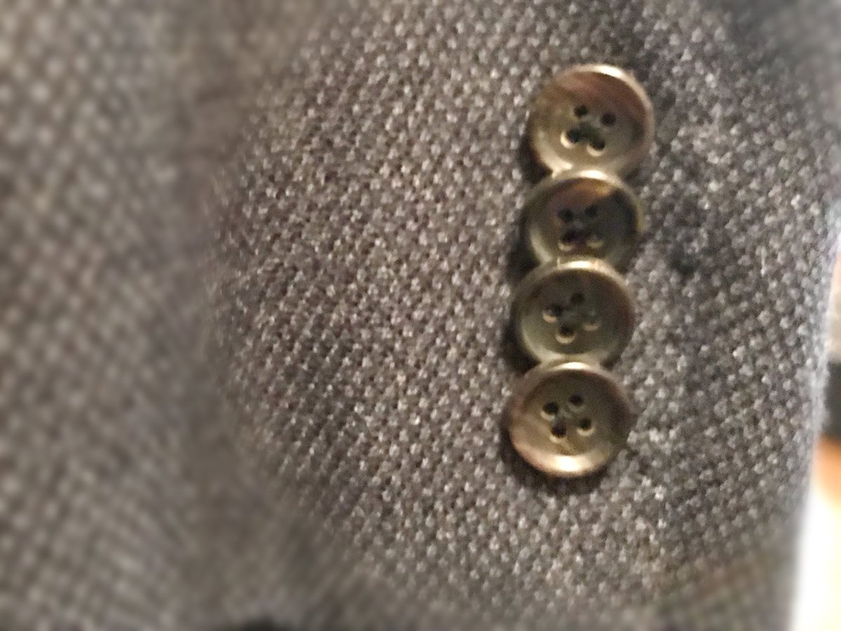 尾崎博之 クロップ クロップオザキ代表取締役 A Twitter 今日のボタン 3ピースのスーツのジャケット 袖のボタン 水牛ボタンです スーツ には水牛ボタンかナットボタンが付く事が多いですね ちなみに袖のボタンを写真のように重ねて付けるのは イタリアン