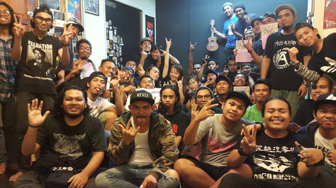 kimidex's tweet photo. ni-hao di kuantan malam tadi. acara wajib selepas show. ya betul.. memang ramai yang datang ke show semalam. ini baru separuh je yg dapat bergambar. #nihao #noisecave #tokyo #japan #kuantan #asrolpower https://t.co/kbXBILnD8x