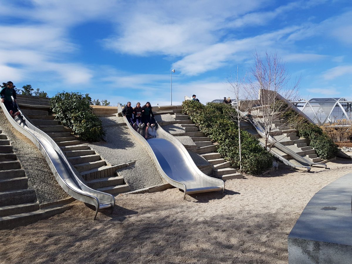ColegioVedrunaV's tweet photo. 3°ESO en el Palacio de Cristal de Arganzuela, completando el proyecto Orienta Río, sobre Física, matemáticas y Educación Física en  @madridrio  orientándose con una app, estudiando la fuerza de rozamiento de los toboganes... disfrutando de un partidito de fútbol, #somosvedruna https://t.co/321Gg02IrP