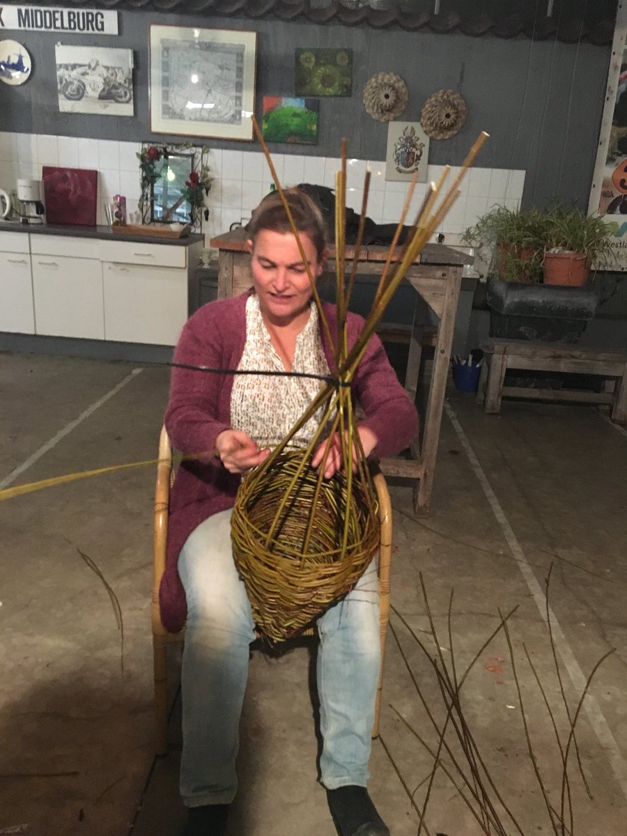 Samen met <a href="/KoorevaarJeroen/">Jeroen Koorevaar</a> in de leer. Eendenkorven vlechten doe je zelf tijdens Praktijkdag #Wildeeend op 10 maart. Leren over het veranderende #landschap. <a href="/Sovon/">Sovon Vogelonderzoek Nederland</a> <a href="/slimmevogels/">Slimmevogels</a>  <a href="/LandschappenNL/">LandschappenNL</a> @Natuurmonument <a href="/PALvoorGroen/">PAL Zuid-Holland</a> <a href="/IVNzuidholland/">IVN Zuid-Holland</a> <a href="/Fonds1818/">Fonds 1818</a> 

landschapopjebord.nl/2018/01/20/pra…