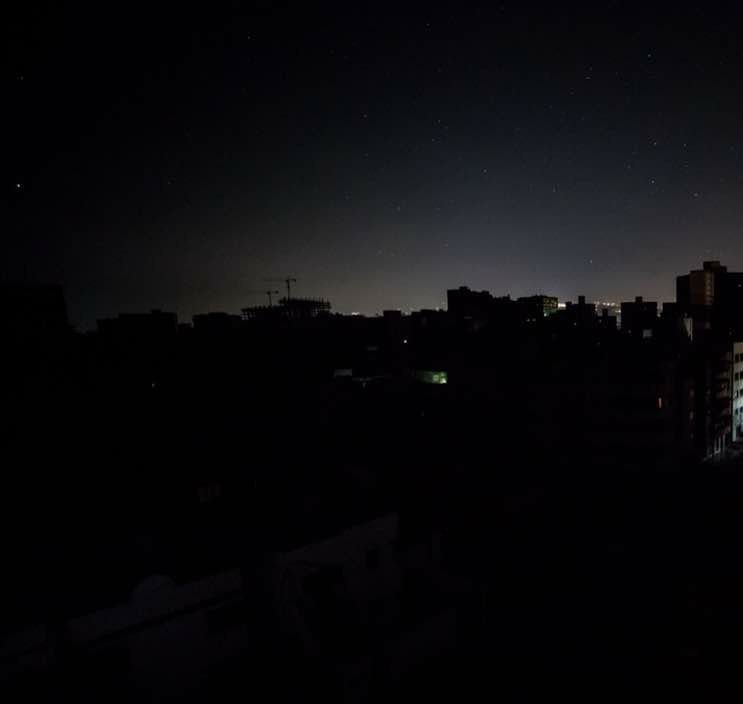 resistencia_ya's tweet photo. Seguimos #SinLuz foto de #LaCampiña #Caracas 2:30am algunas edificaciones tienen planta #14feb #Venezuela #apagon ciertamente esta situación se registra a diario en los demás estados del país... https://t.co/3yBAfBuEm0