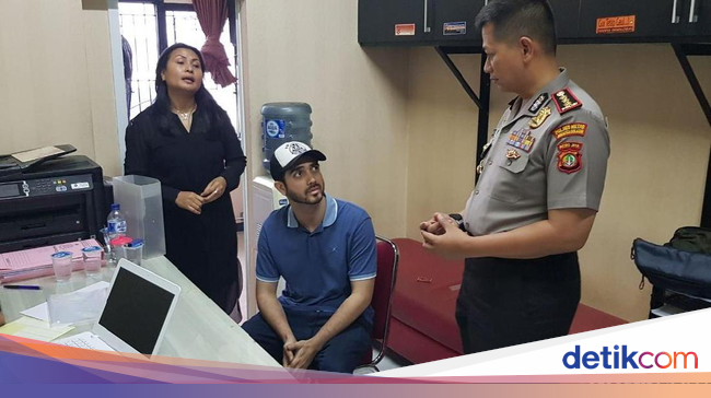 D_Autoimuncare's tweet photo. Polisi Temukan Dumolid di Rumah Fachri Albar, Obat Apa Itu? https://t.co/si0EvSZM4Y https://t.co/8STXSYUFfF