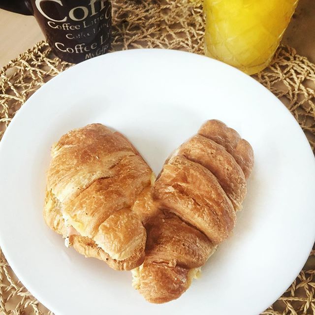 RiyaziM's tweet photo. Have a wonderful Valentine's Day breakfast! .
.
#lookingfromabove #valentinesday #valentines #valentineday #valentinebreakfast #breakfast #croissant #orange #juice #coffee #heart #love #breakfastclub #breakfasttime #onwhite #food #foodstagram #foodie #il… https://t.co/AAwSUvQH18 https://t.co/tpeoRVV8hv