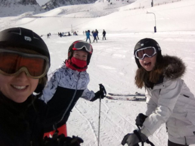 kingdownskitrip's tweet photo. Beginner girls selfie! https://t.co/elnJGomN2O