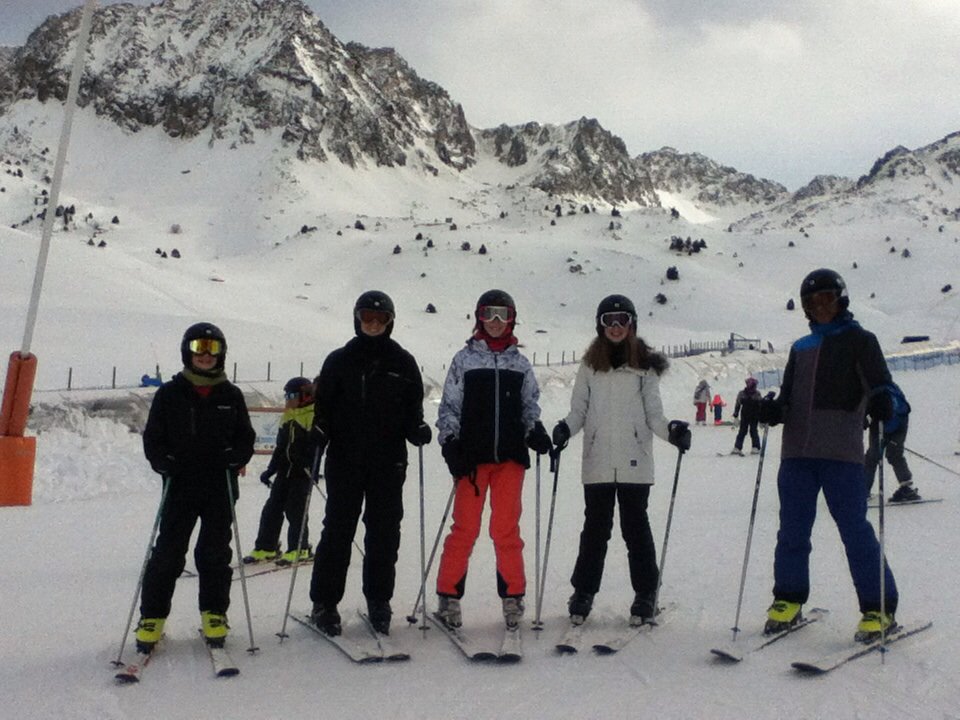kingdownskitrip's tweet photo. The beginners made so much progress yesterday. Up the chairlift for the first time todau https://t.co/6dpfdrpFVo