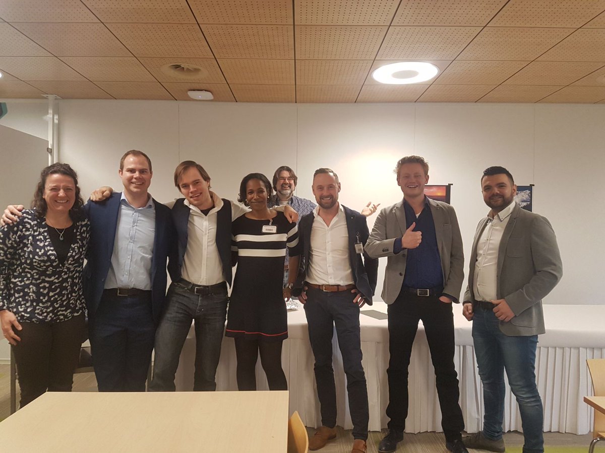 Gister een mooie dag afgesloten met het #MOOC Team van <a href="/Capgemini_leren/">Capgemini Academy</a> <a href="/Capgemini/">Capgemini</a> #digitaltrends #sociallearning <a href="/curatr/">Robot</a>
