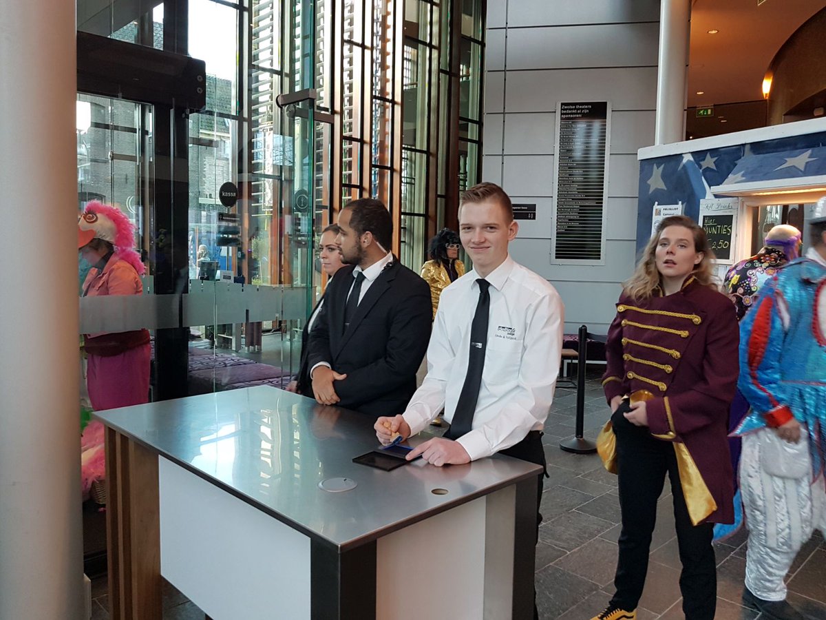 afluit2's tweet photo. Studenten beveiliging Deltion college zijn vandaag uw gastheer/ gastvrouw  bij het Carnavalsconcert in de Spiegel te Zwolle. #carnaval #deltion #feest #lol #concert #despiegel https://t.co/RFVrJS0xIx