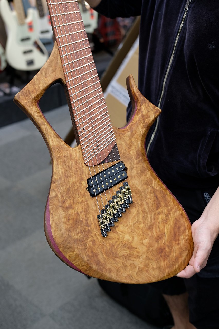 クロサワ楽器御茶ノ水駅前店 2階ベース フロア いつもよくご来店頂いてる若いお客様達がニコニコ笑顔 個人でオーダーされたギターが同じタイミングで完成したらしく 普段ベースフロアに居る僕に第一に見せに来てくれました ギターにもファンドフレット