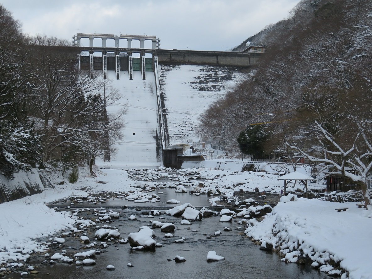 岡山県公聴広報課 本日の晴れの国おかやま In 湯原温泉 今日は雪でした 気温は0 でした 12 00時点 24時間無料の混浴露天風呂 砂湯 で有名な湯原温泉 その 砂湯 は全国露天風呂番付では 西の横綱 に選ばれています 今日は とても寒かっ