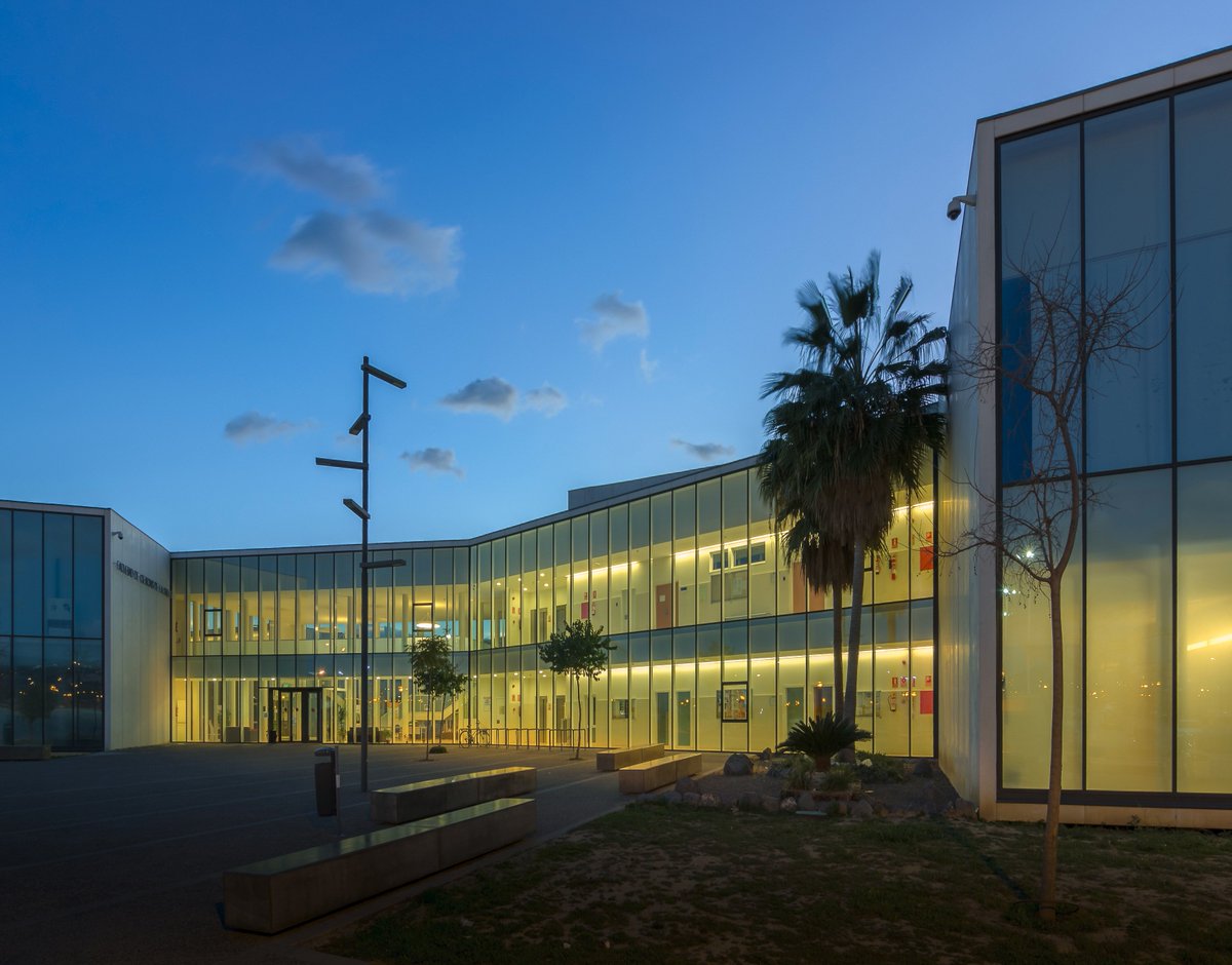 popmedia_es's tweet photo. Last of the blue hour series for the Health Sciences Faculty in Malaga
#professionalphotographer #fotografiaprofesional #fotografomarbella #costadelsol #marbella #nuevaandalucia #marbellaphotographer #arquitecturamoderna #realestateredefined #architecturephotographer https://t.co/pDCSFnJPMT