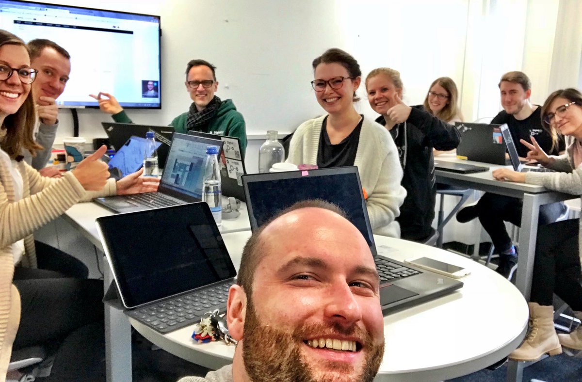 lukizzl's tweet photo. #ThankGodItsMonday - 9am on a Monday morning and I’m lucky enough look to have 8 smiling, motivated #netWorker with me for a new week full of possibilities 🙌🏼 #DigitalLife

🚀🚀🚀 #StartYourWeekRight https://t.co/4VnOVVPIUX