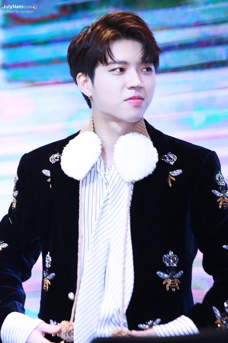 JulyNam0208's tweet photo. #우현 😉😉😉😉 표정kkkkkkkk~ https://t.co/s6PAocDjO7