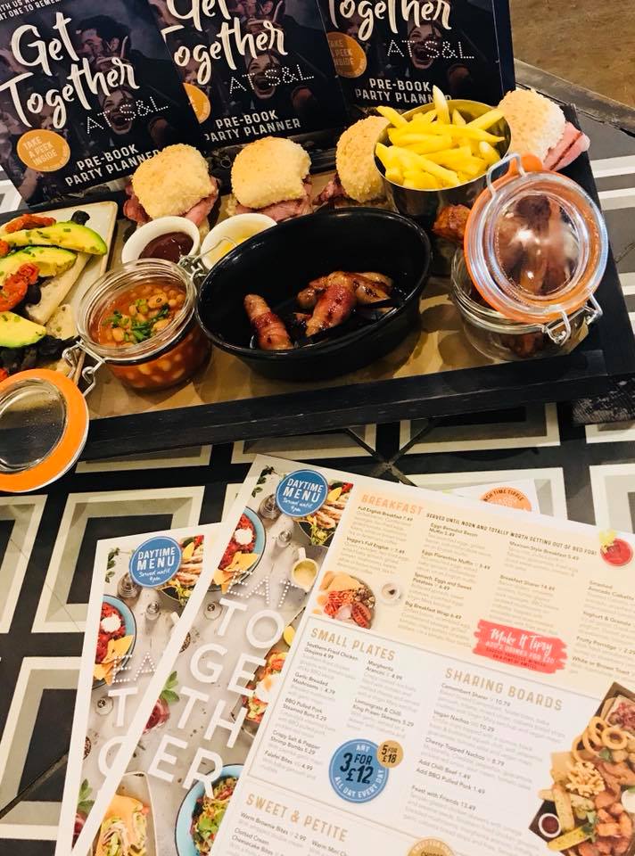 Come and try our breakfast sharer with bacon sliders, honey glazed pork sausages, BBQ beans, sautéed mushrooms on ciabatta topped with avocado and slow roasted tomatoes, fries and dips. 😋😍

#sutton #slugandlettuce #foodporn #breakfast