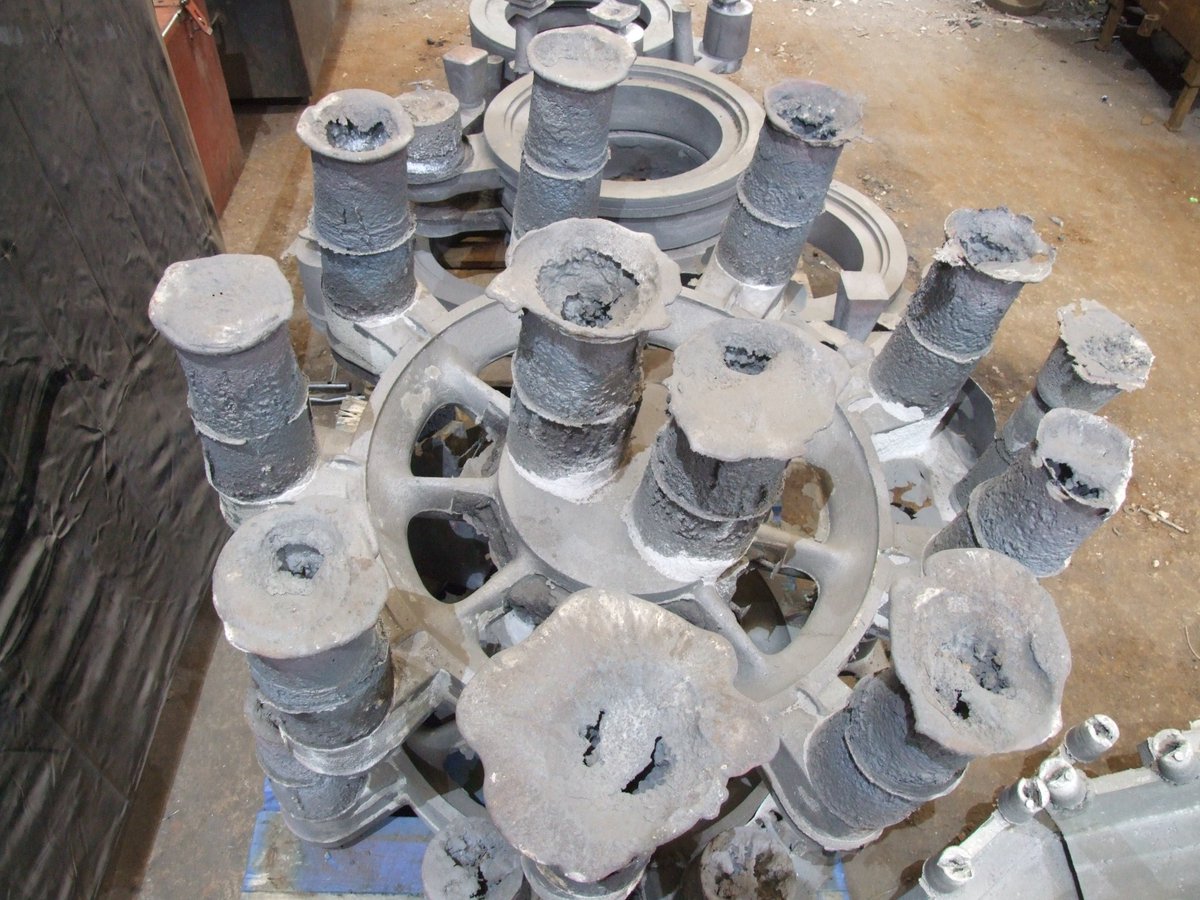 The bogie wheel centres have now been cast.
Sspecial thanks to the donors who made the casting of the wheels possible, to member Roger Bates for his sponsorship, to Nick Norton, MD of Boro Foundry and to Sam, Works Manager, for facilitating our visit and making us most welcome
