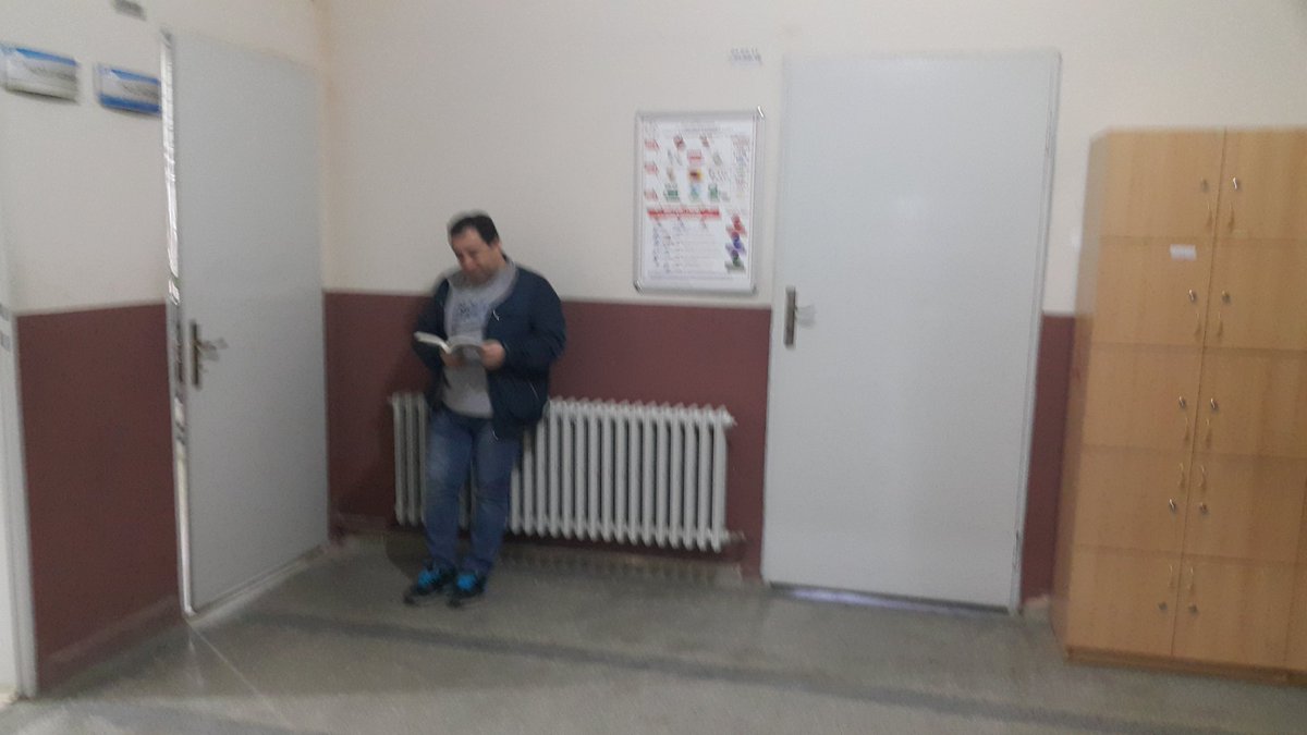 berderinim's tweet photo. Öğretmenlerimiz boş derslerde okuyorlar.               #samsunokumavakti             #SamsunOkuyor             #alacammem                            #ataturkortaokuluokuyor     #samsunmaarifhareketi https://t.co/Z9CZK2AhWP