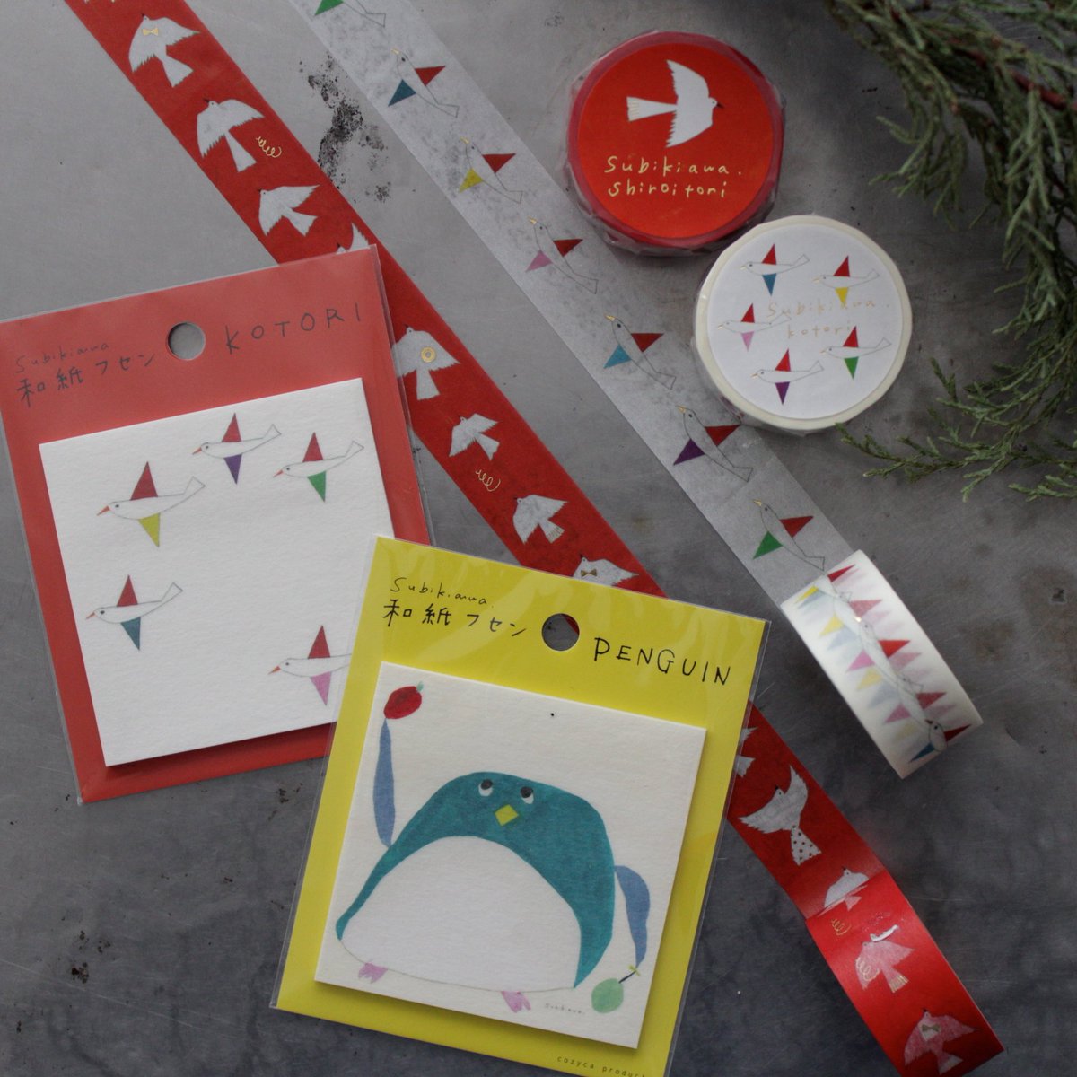 手紙社 No Twitter 手紙舎 2nd Story 魅力的なイラストレーターさんと商品作りをされているcozyca Productsより Subikiawaさんの新商品が届きました 金箔入りのマスキングテープ Kotori Shiroitori や大胆にイラストをあしらった美濃和紙付箋の Kotori