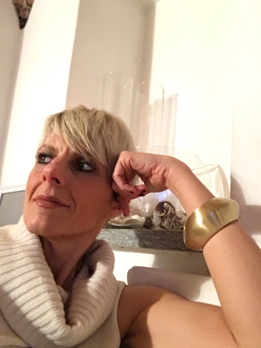 AlessiadallaAZ's tweet photo. #etiquette business coach
Che ci piaccia o no, noi veniamo prima #visti, poi #sentiti e, infine, #compresi.
Questione di #stile.
Riflessioni sull’abbigliamento https://t.co/Ua8ak6W2iy