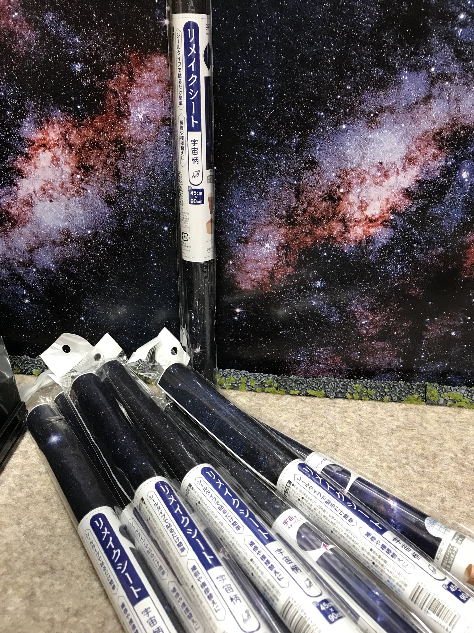 みなきち 撮影背景に便利な去年セリアで宇宙キャンペーンの時に売られていた宇宙柄リメイクシートが今では何処のセリアにも置いてません 買いだめしといて良かったです T Co Xu0ywyezrs Twitter