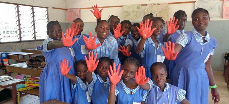 Der 12. Februar erinnert an das Schicksal der Kinder, die als Kindersoldaten missbraucht werden. Mit roten Händen wird auf diesen Tag aufmerksam gemacht- auch in den SOS-Kinderdörfern. #RedHandDay
bit.ly/2BhKklU