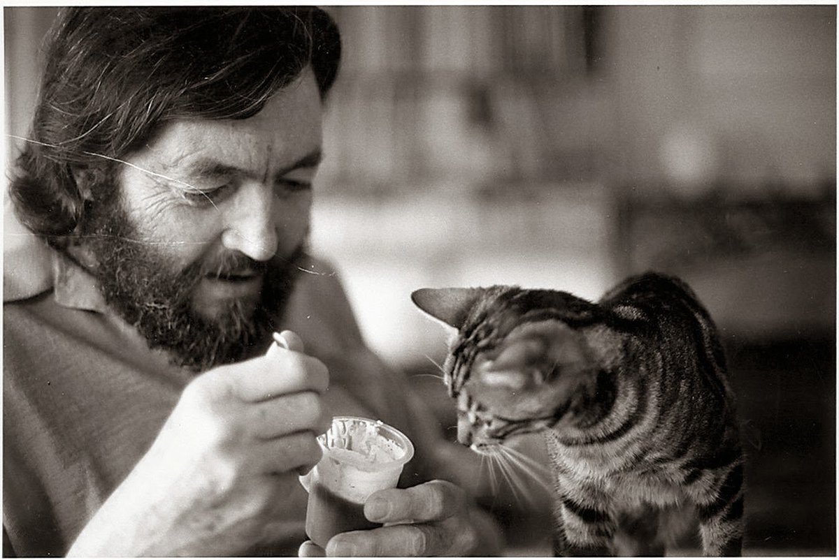 alexsisifo's tweet photo. El 12 de febrero de 1984 muere el cronopio más enormísimo del mundo, Julio Cortázar https://t.co/Jca2cnFzD9