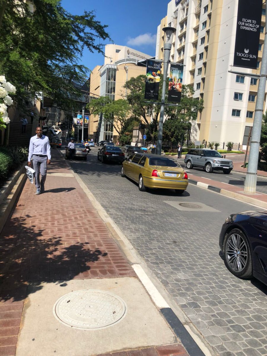 Candee_Leigh's tweet image. Woah, i just saw a  #GoldLimo in Sandton, what is this about now?