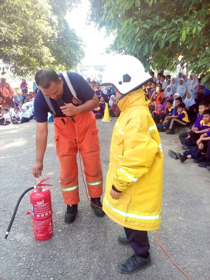 bomba_tm's tweet photo. Latihan fire drill SkMerah 1 Kelantan
DemoApa..12hb2.2018 https://t.co/WRk2NxahXN