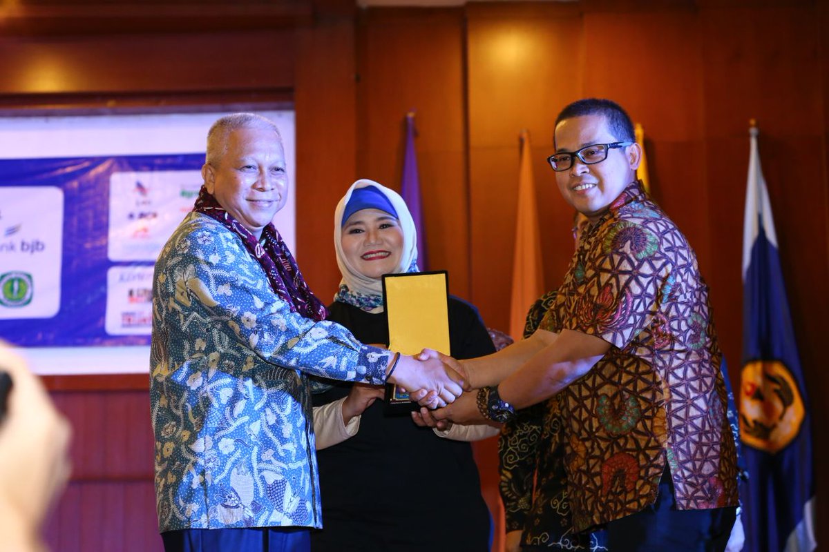 Dirjen Maruli memukul gong tanda IKA Unpad Job Expo secara resmi dibuka.

Job Expo ini berlangsung mulai dari tanggal 12-14 Februari 2018.