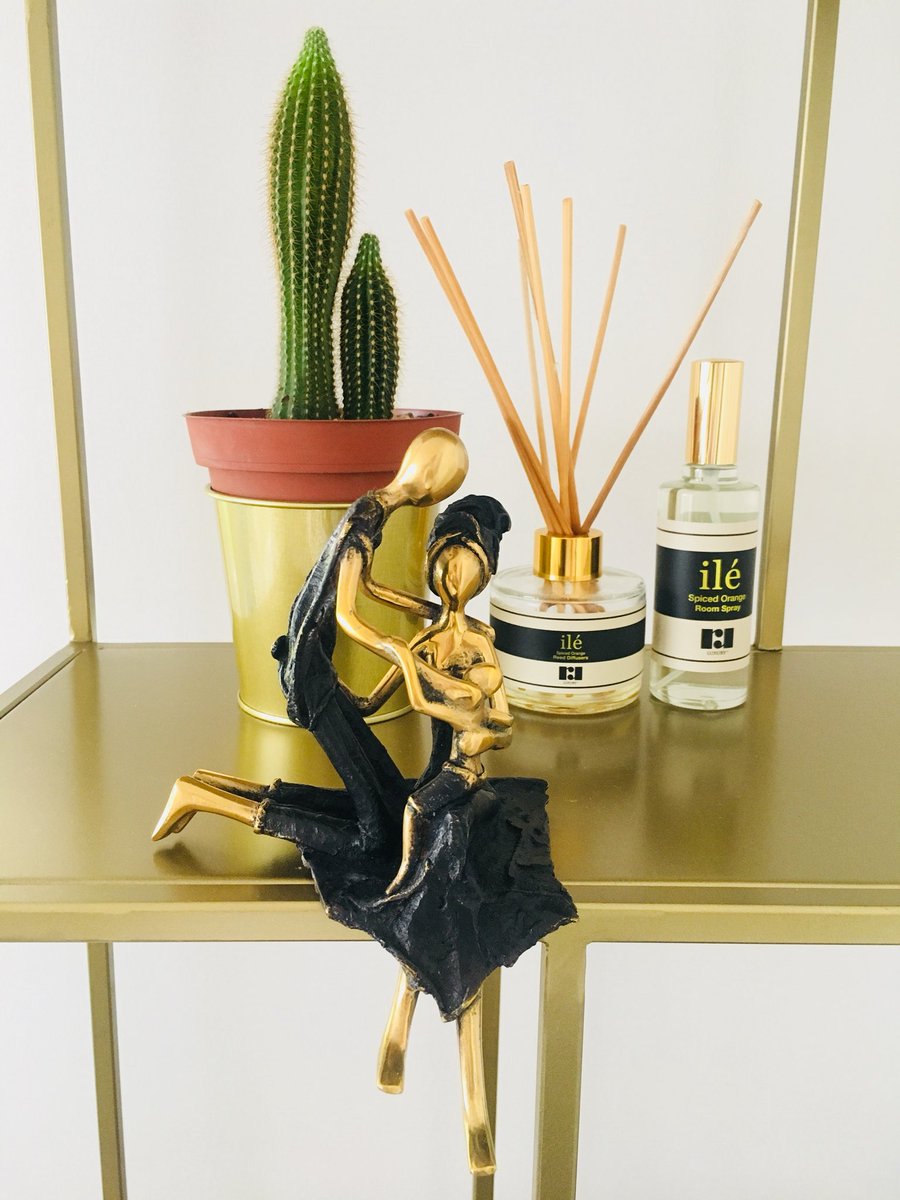 RandRLuxury's tweet image. #Shelfgoals 😍
*
How to create the perfect living room shelf display 101…
Succulent/ Cactus✔
Sculpture ✔
ilé ✔
*
#RandRLuxury #MyRandR #shelfie #livingroom #home #ilebyrand #reeddiffuser #roomspray #spicedorange #saharasunset #scents #lifestyle #luxurybeautybrand #luxury