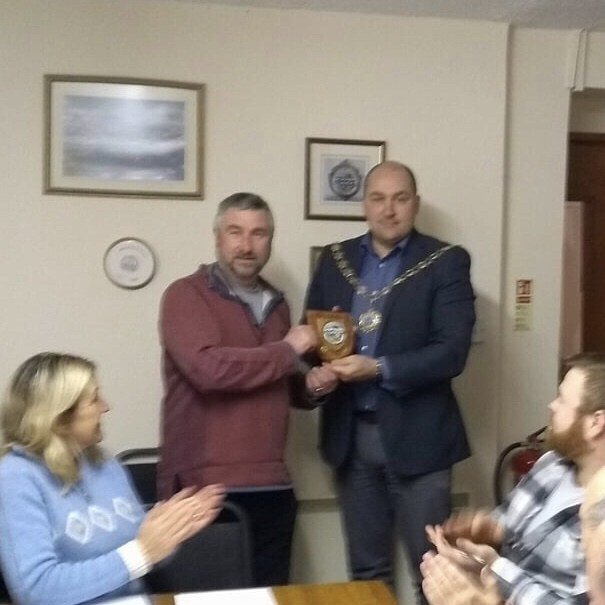 Award of Town plaque to clock-winder of 40 years cllrandrewwallis.co.uk/award-of-town-…