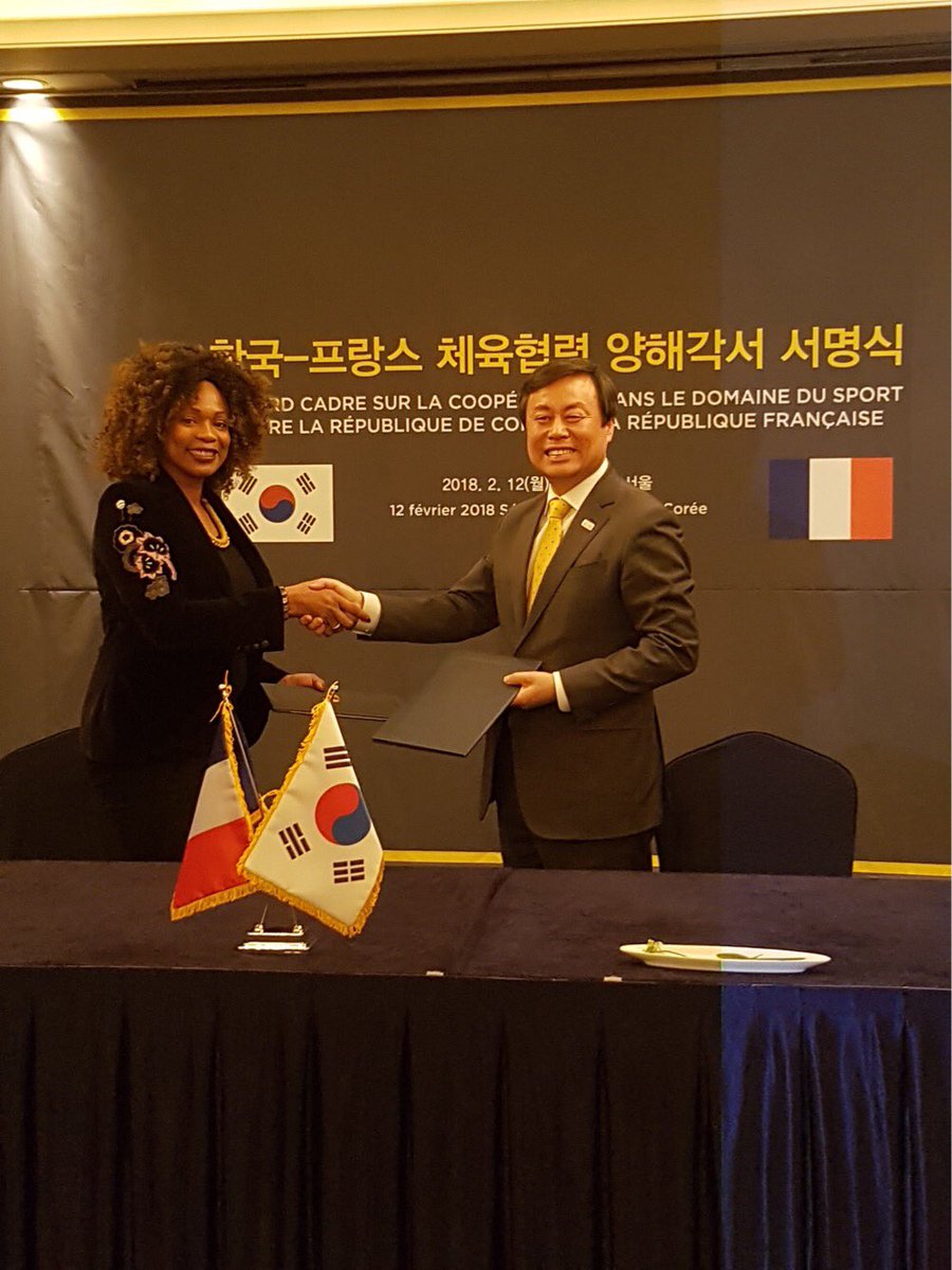 FlesselLaura's tweet image. Très heureuse de signer un accord cadre pour la coopération franco-coréenne en matière sportive avec M. DO Jongwhan, ministre coréen de la Culture, des Sports et du Tourisme