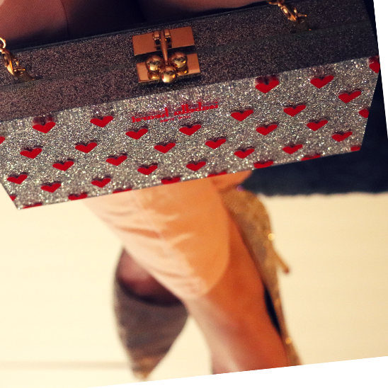 isabellahearst's tweet photo. @QueenAkassya styling out her #ISABELLAHEARST clutch bag perfectly. How would you wear this piece? Tweet us! #bloggerfavourite #accessories #musthaves #NewYork #designer https://t.co/y2FmCa5Lah