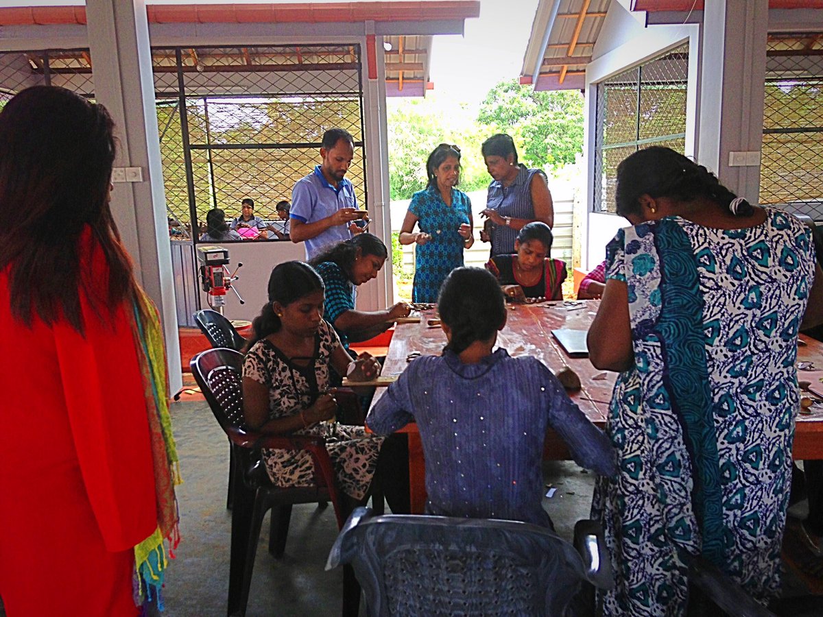 Hendryhelen's tweet image. #UNITERRA team visited to another site in #Jaffna where women engaged in a skill improvement training program #CoconutShells #handicraft #handmade #MCIC @wuscSL