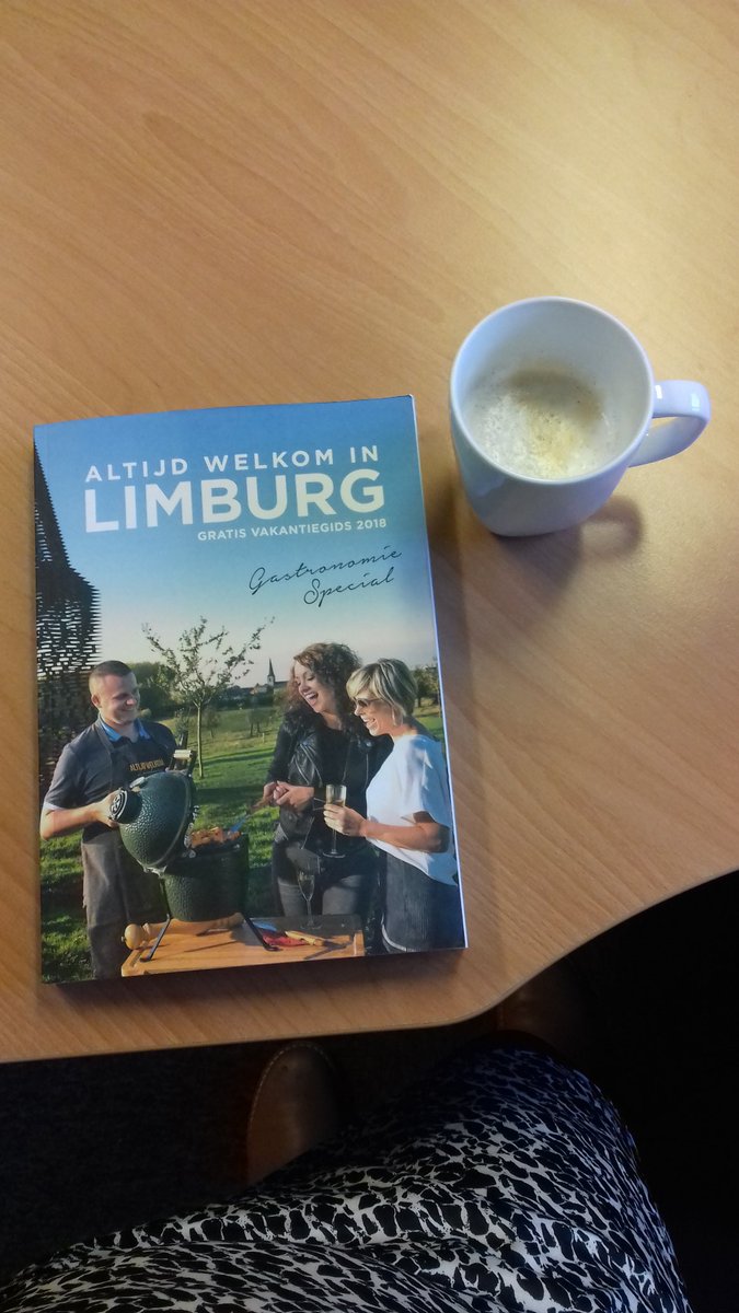 LandalZDL's tweet image. Een goede start van de maandagmorgen.... koffie en de Limburg vakantiegids 2018! Alle gasten kunnen vanaf vandaag deze gratis gids boordevol Limburg tips meenemen bij de receptie. Enjoy! @VisitLimburg #beleven #doen #proeven #gastronomisch2018