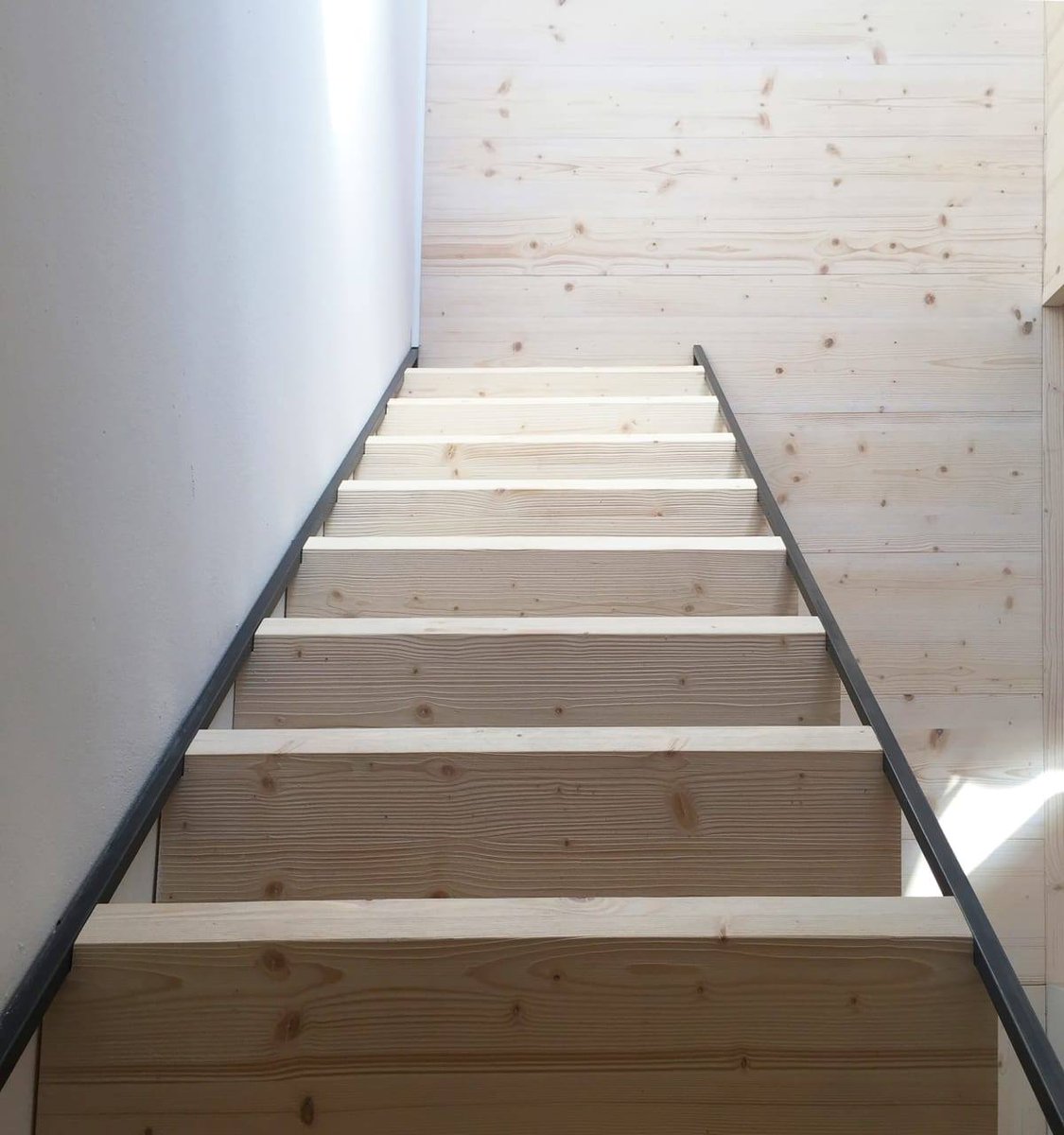 EMEDEC_com's tweet photo. #Proyecto de la semana: #Casa FWH, A #WOOD LIVING by #JabStudio.
En el centro histórico de Vipiteno, Alto Adige, los Alpes. La Casa FWH es un ático de montaña donde la tradición y la innovación están continuamente conectadas.
El uso de la madera es el protagonista de la casa. https://t.co/Tm97IHf8Vj