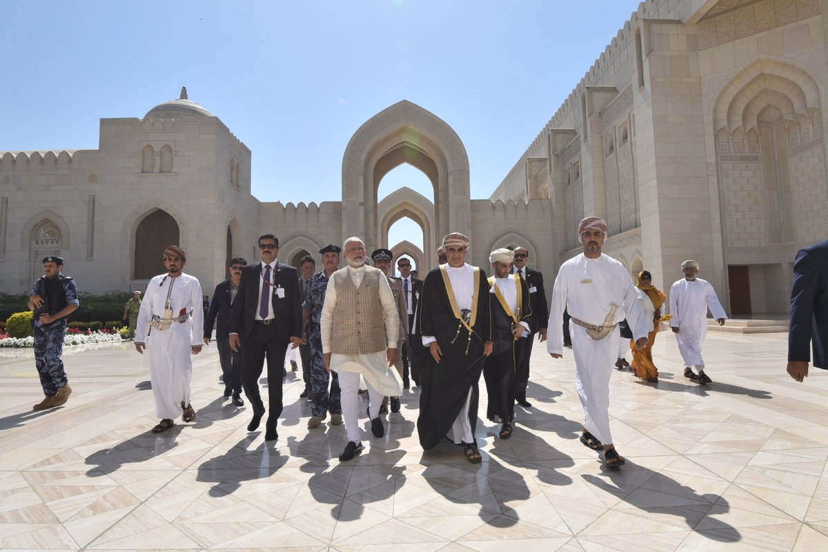 narendramodi_in's tweet photo. PM @narendramodi visited Sultan Qaboos Grand Mosque in Muscat. Here are a few pictures from his visit. https://t.co/MFy8mYzdLC