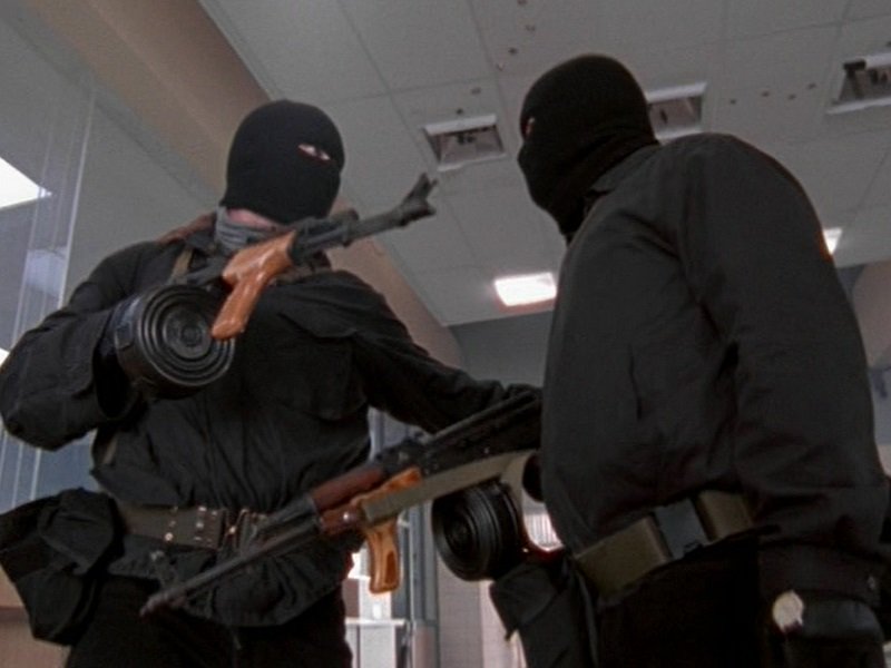 味之介 Twitterissa 映画の銀行強盗はみんなガチガチに武装してるけど 火力でいったらリアルにアメリカで起きた ノースハリウッド銀行強盗事件 1997 のがさらに無茶なんだよな 全身防弾でダブルドラムマガジンのライフル所持とか戦争しに来てるとしか思えねぇ