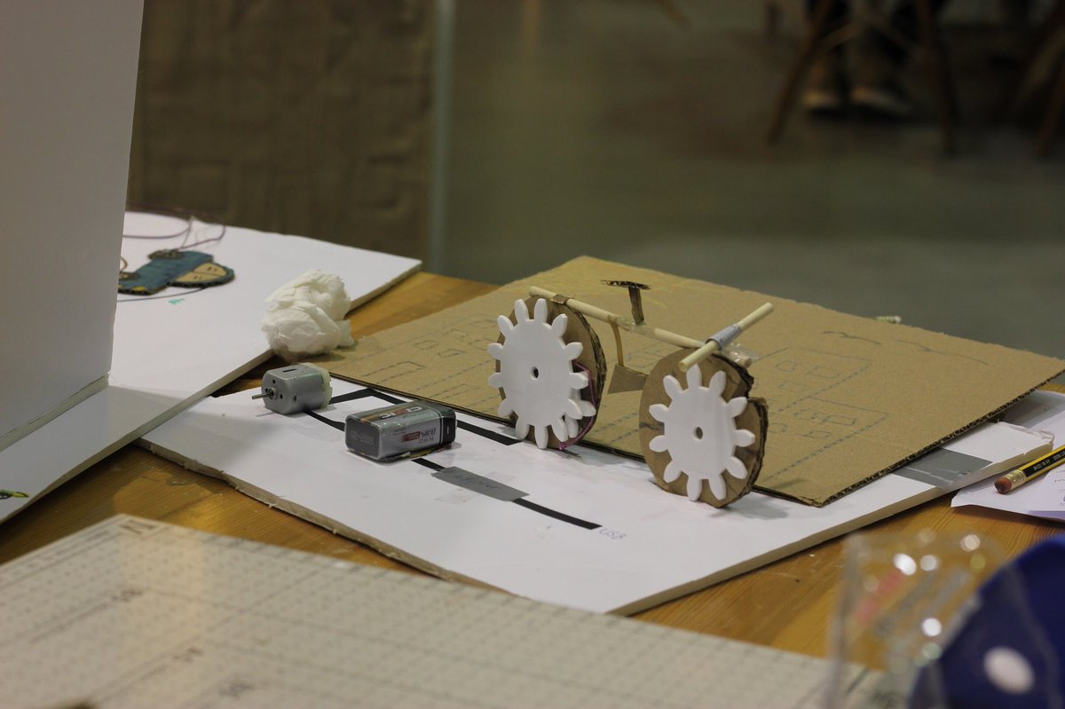 FABLAB_Dhahran's tweet photo. يتم تصميم نموذج اولي للمشروع من مواد مرنه قبل تصنيعها بالمادة النهائية للتأكد من وظيفتها بالشكل الصحيح. #FABLAB_DH #KFUPM #KFUPM_DSR #ithra #Energy_Bike https://t.co/DYAbjcB0wI