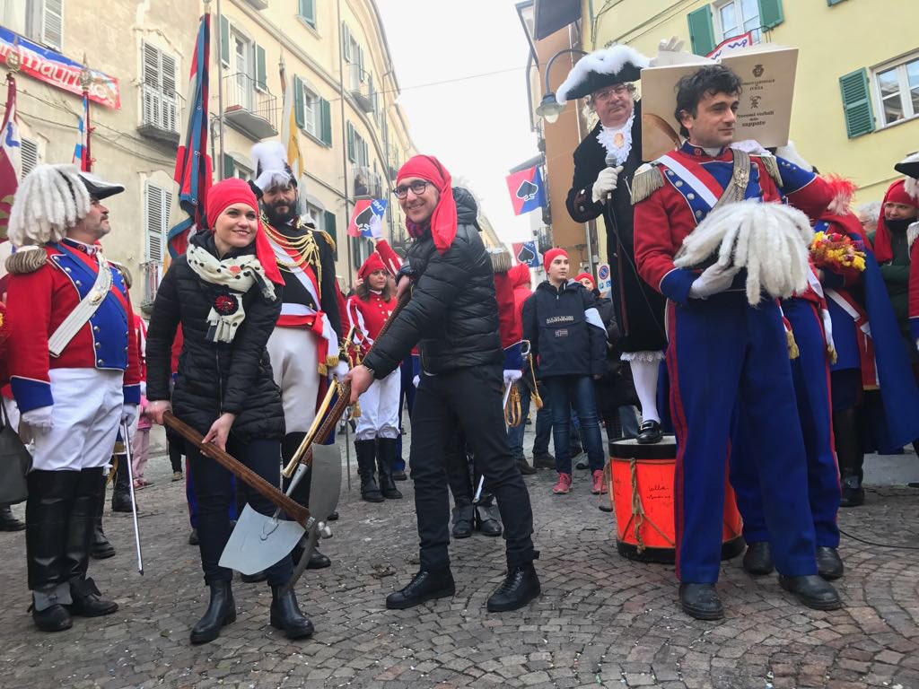 É il momento delle zappate: cinque coppie di giovani sposi danno il primo colpo di pich e pala, indicando il luogo dove verranno innalzati gli scarli.