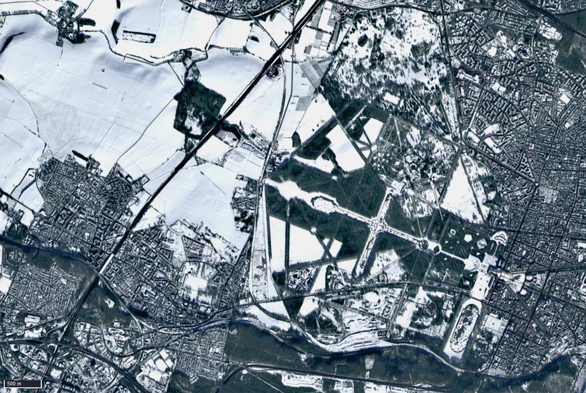 Le #chateaudeversailles sous la #neige le samedi 10 février depuis l'espace à 800km de haut #Versailles #yvelines, via satellite #sentinel2