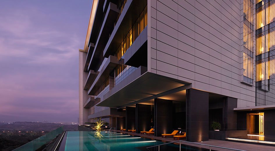 TridentHotels's tweet photo. Few things are more refreshing than a swim in the infinity swimming pool at @TridentHyd. Located on the tenth floor, the pool provides excellent vistas and is exclusively for our resident guests.

#TridentHyderabad #SwimmingPool #InfinityPool https://t.co/wUQiqAVQSL