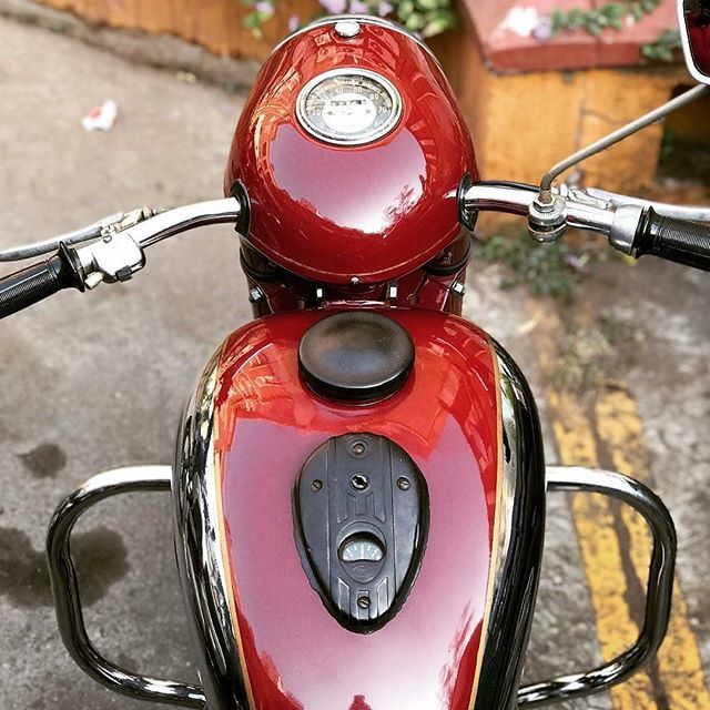Beautiful isn't it? 
Photo courtesy of @shutterboxfilms_official

More photos on - ift.tt/1MOOLiU | #Jawa | #JawaMotorcycles.com | #MadeInCzechoslovakia| #2Stroke | #Chrome | #Biker | #Motorcycles | #JawaCZ | #Yezdi | #Retro | #Vintage | #Vinta… ift.tt/2CeA4Yz