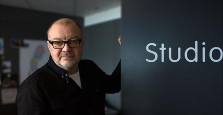 Intendent Adriana Munoz &amp; konservator Anna Stow berättar om nya utställningen Feathers (bit.ly/2rNe2w3), utlämning av föremål och hur Robert Henry Clarence hövding för Mosquito Nation's hatt hamnade i våra samlingar. @P4Goteborg börjar 1:03: t.sr.se/2se2eDl