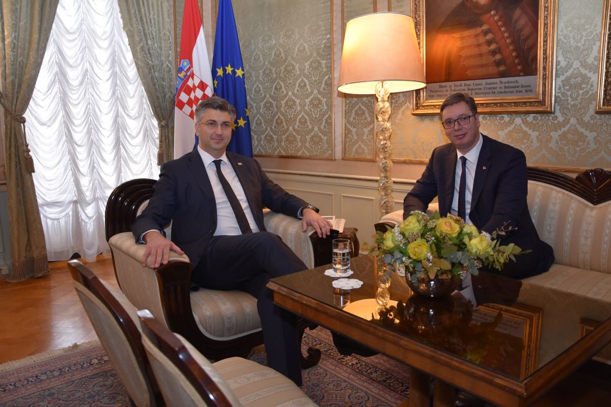 VladaRH's tweet photo. Sastanak predsjednika #VladaRH @AndrejPlenkovic s predsjednikom Republike Srbije @avucic u #BanskiDvori. https://t.co/LYufGFoNDt