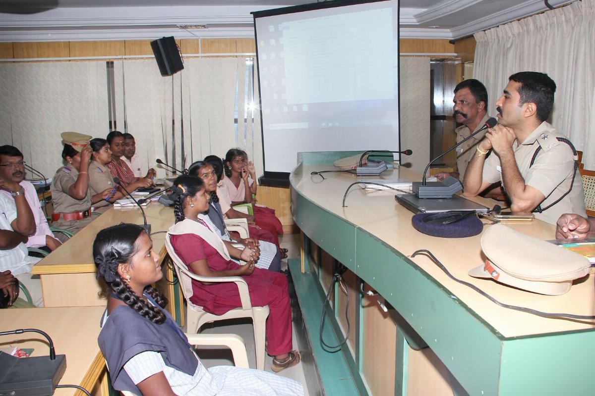 Collectortnv's tweet image. #ProjectSpark : To Inspire and Ignite. #Tirunelveli Narikuravar children spent a &quot;Day with SP&quot; and understood about policing. They were happy to spend the entire day understanding about the challenging life of policemen..Thanks to SP Mr.Arun #NammaNellai