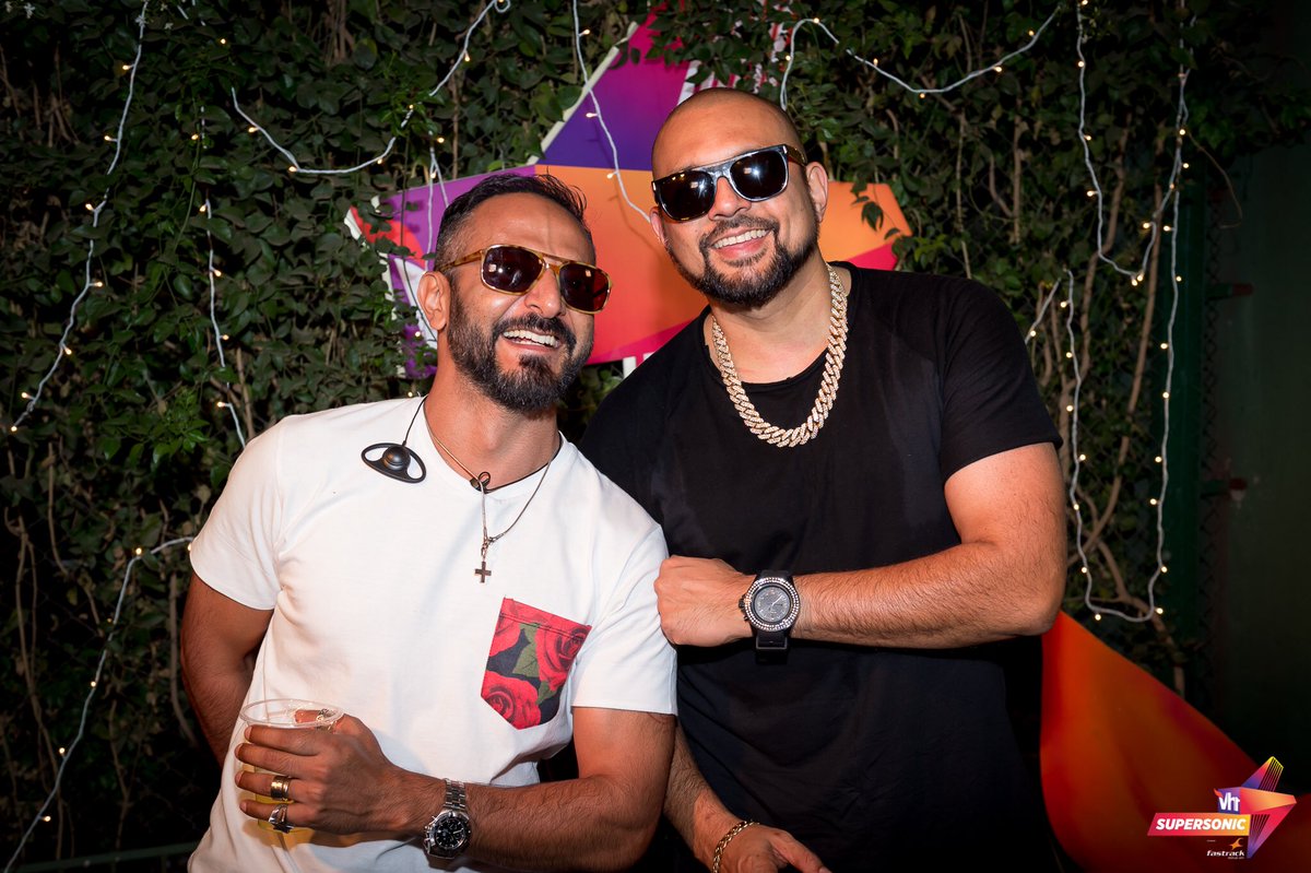 nikhilchinapa's tweet photo. This man, last night. FIRE!!!! @vh1supersonic @duttypaul. 

📷: @aLIVECoverage / @PEARCEYPROPER https://t.co/2X9MQy9Zix